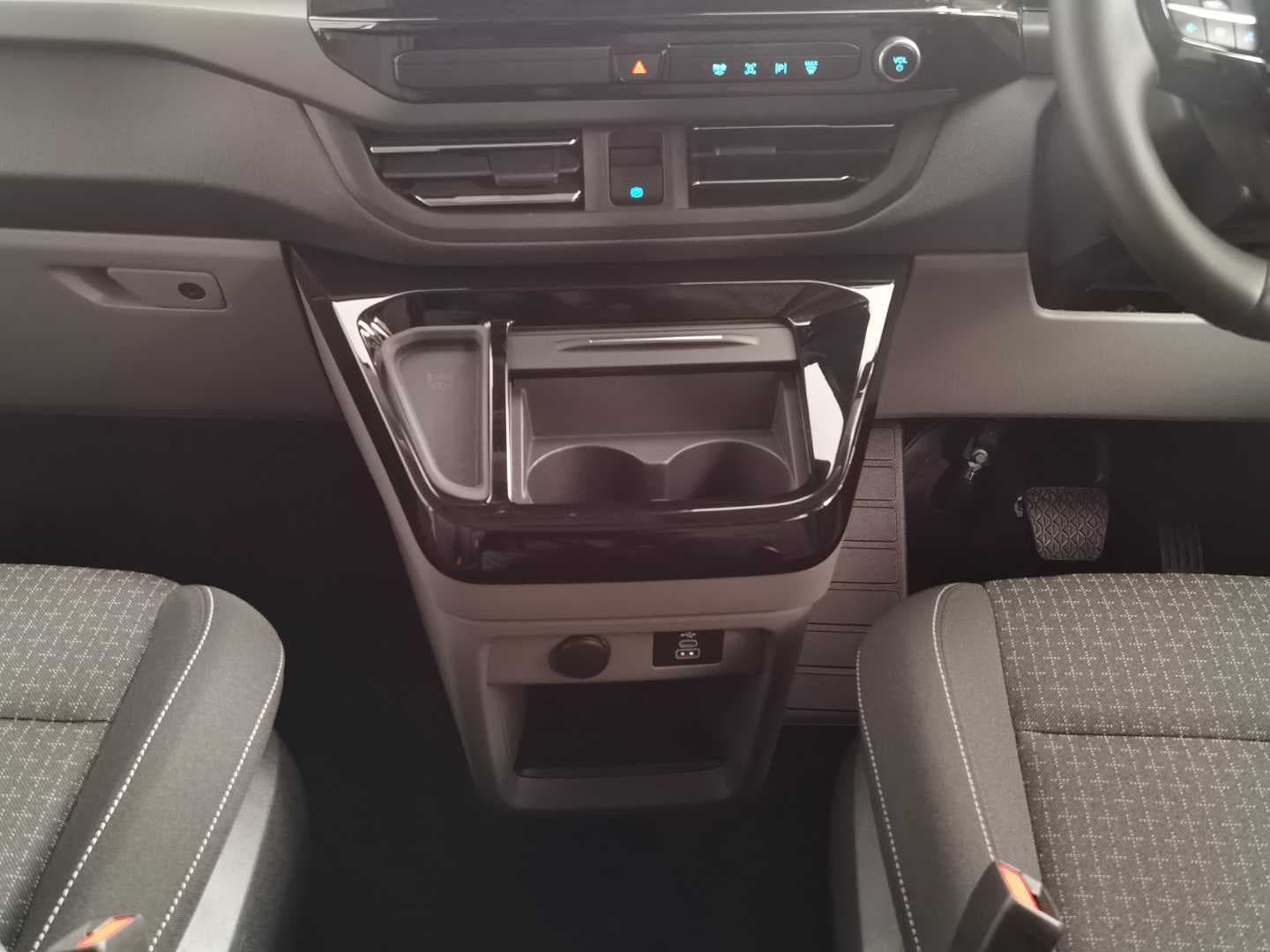FORD TOURNEO CUSTOM 2.0TDCi TREND A/T (96KW) image 16