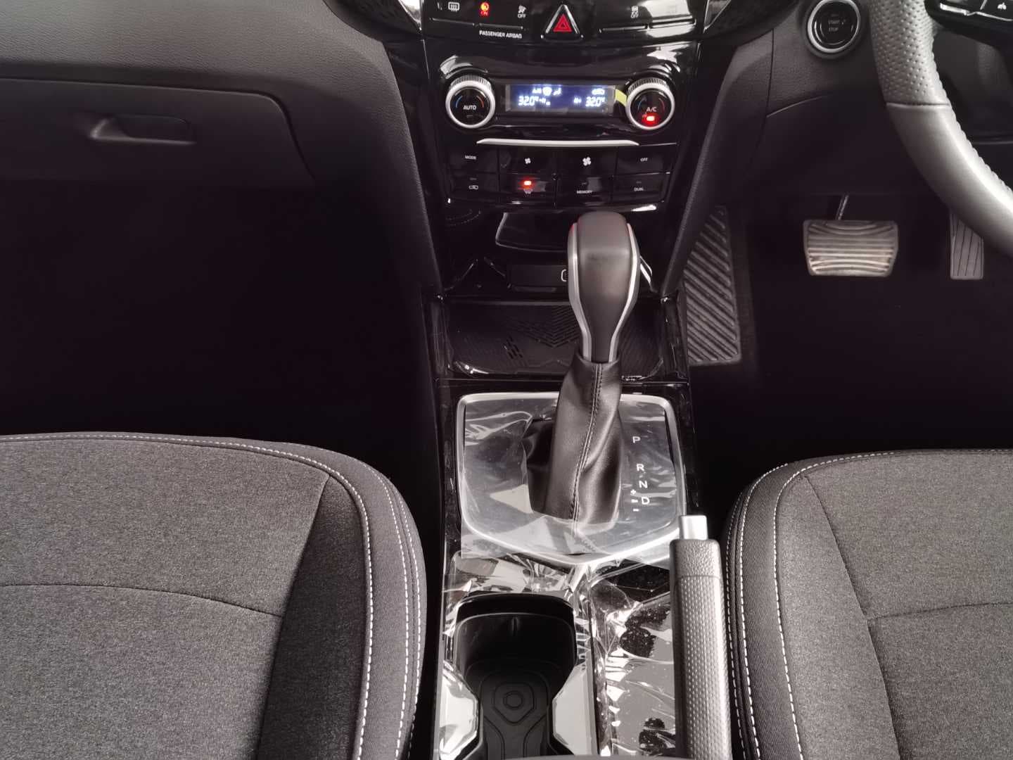 MAHINDRA XUV3XO 1.2T AX5 A/T image 11
