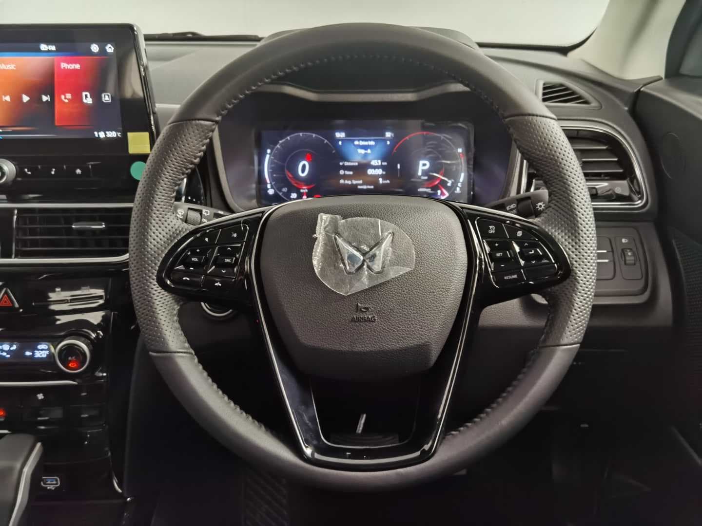 MAHINDRA XUV3XO 1.2T AX5 A/T image 14