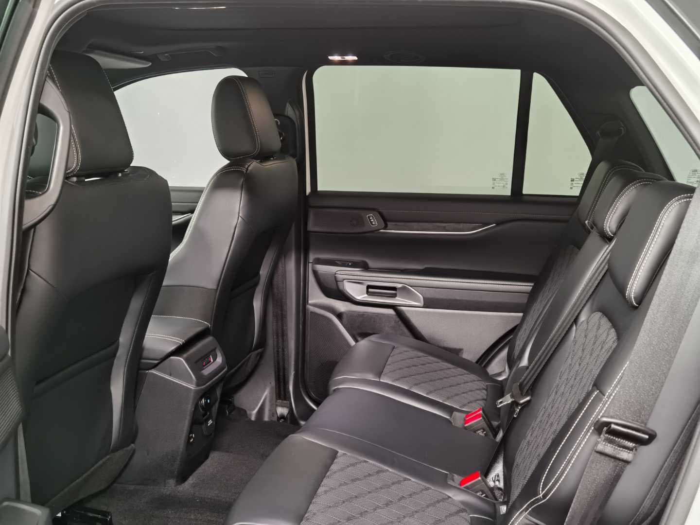 FORD EVEREST 3.0D V6 PLATINUM AWD A/T image 16