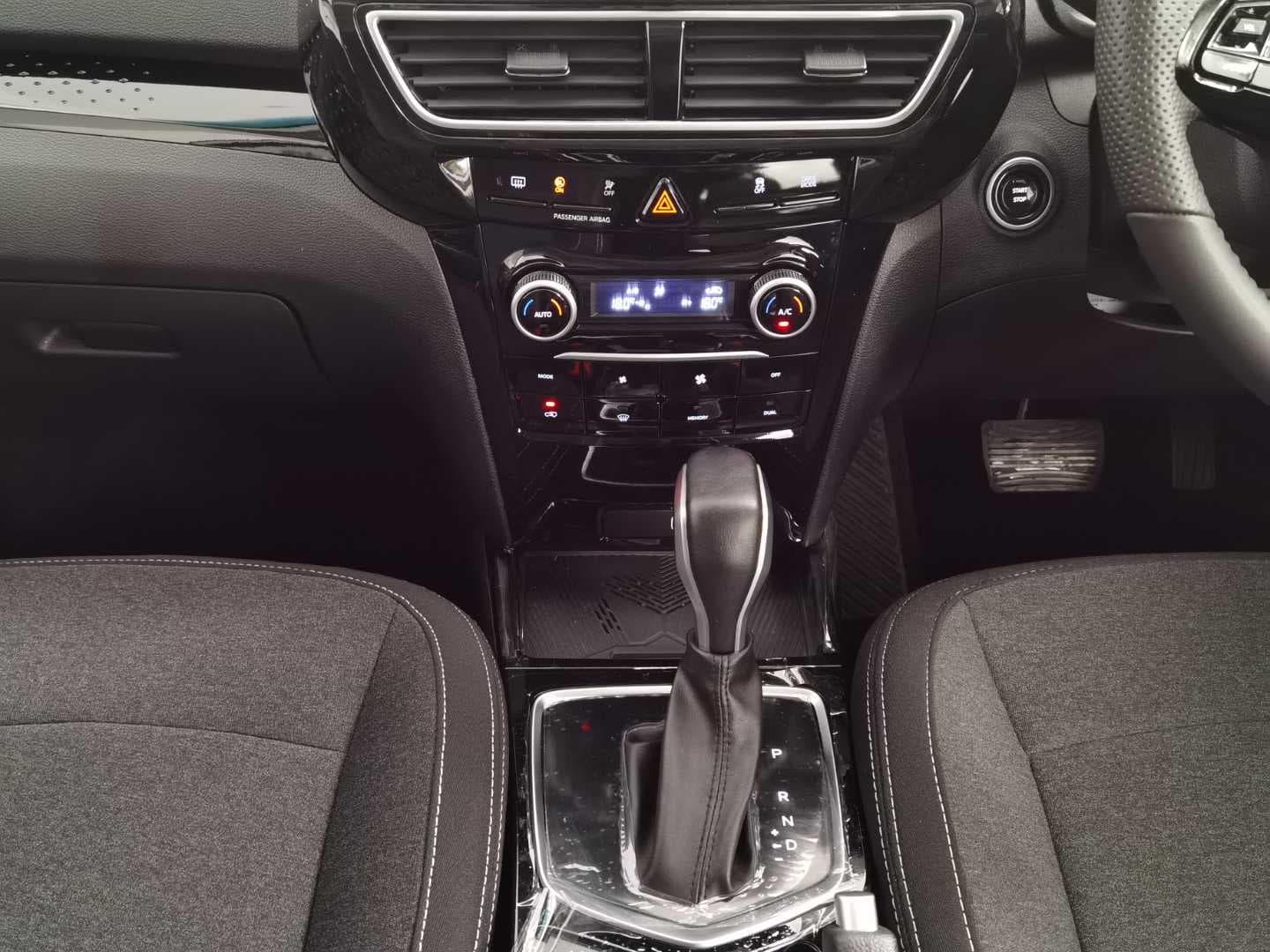 MAHINDRA XUV3XO 1.2T AX5 A/T image 13