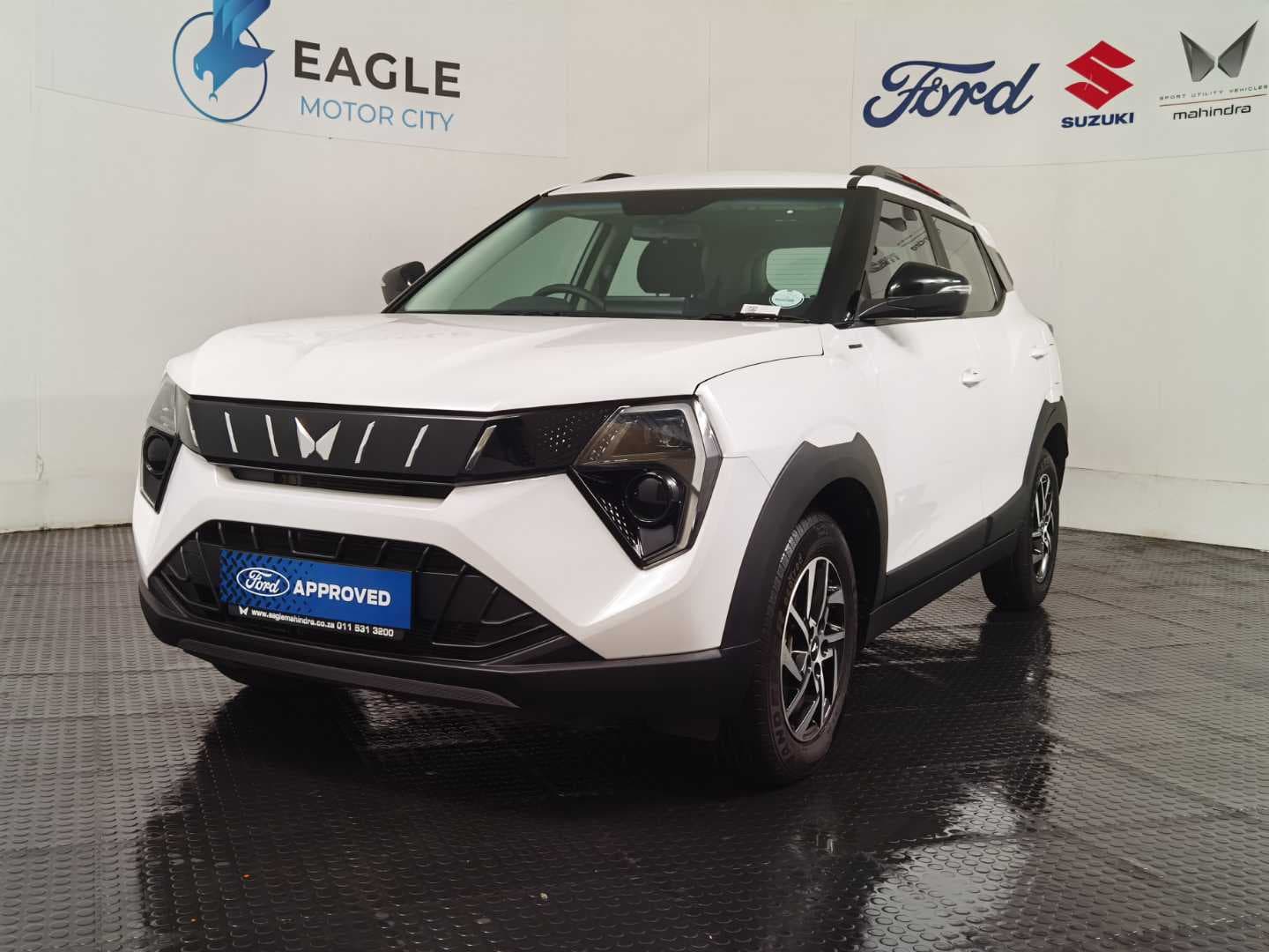 MAHINDRA XUV3XO 1.2T AX5 A/T image 3