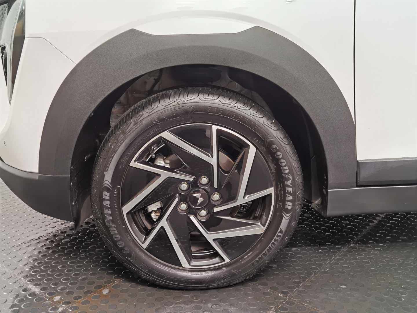 MAHINDRA XUV3XO 1.2T AX7L A/T image 15