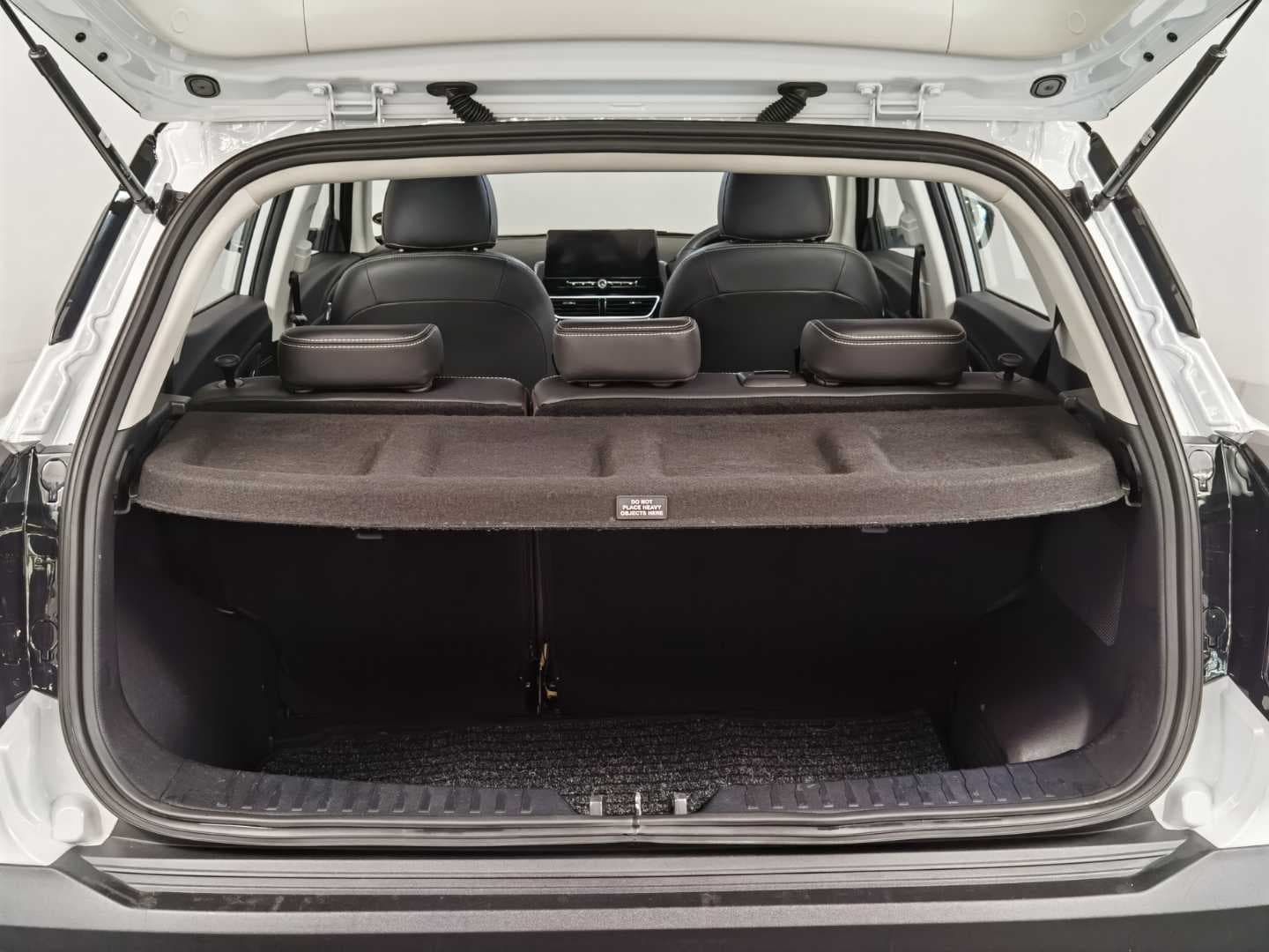 MAHINDRA XUV3XO 1.2T AX7L A/T image 6