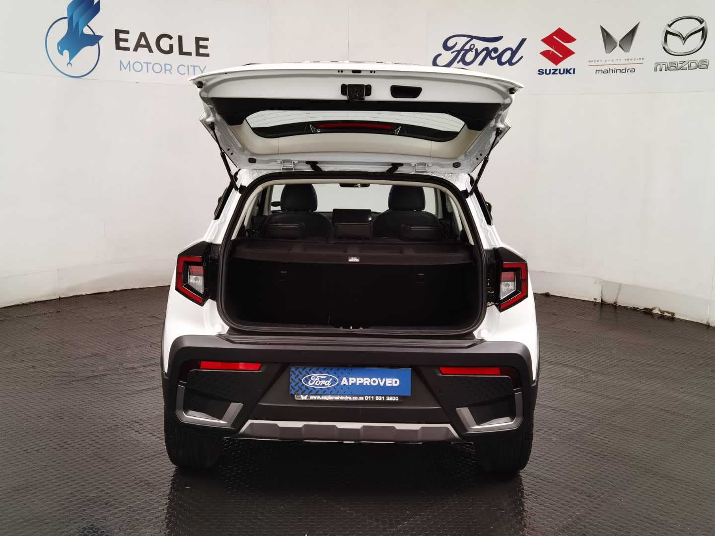 MAHINDRA XUV3XO 1.2T AX7L A/T image 7