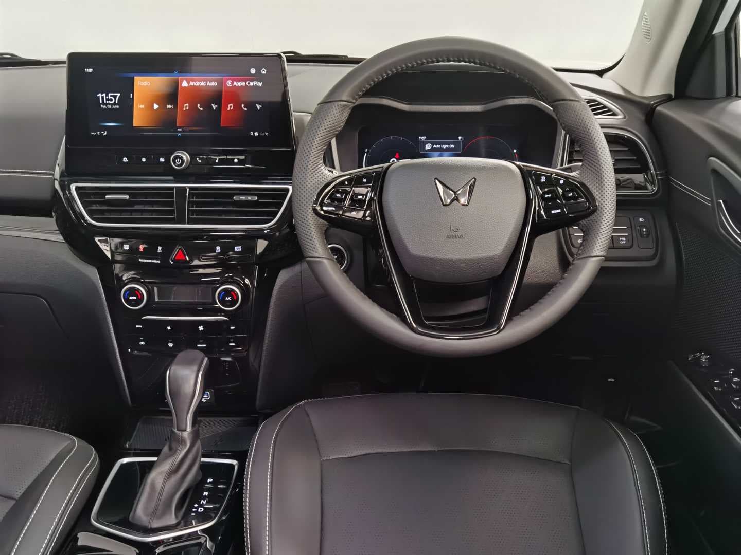 MAHINDRA XUV3XO 1.2T AX7L A/T image 19