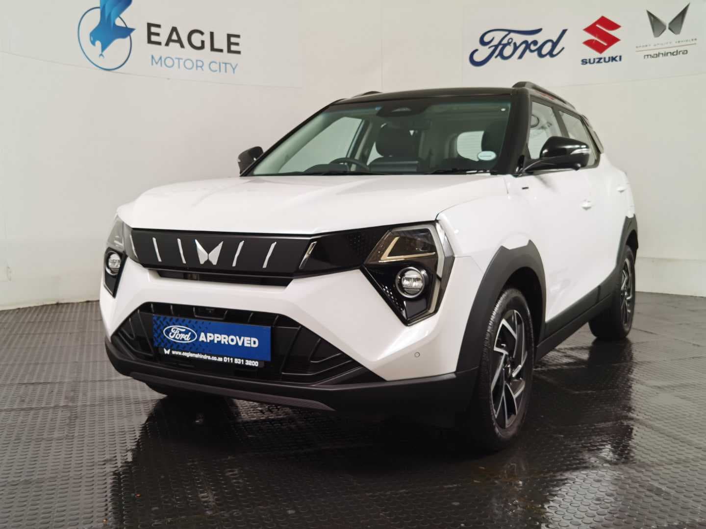 MAHINDRA XUV3XO 1.2T AX7L A/T image 3