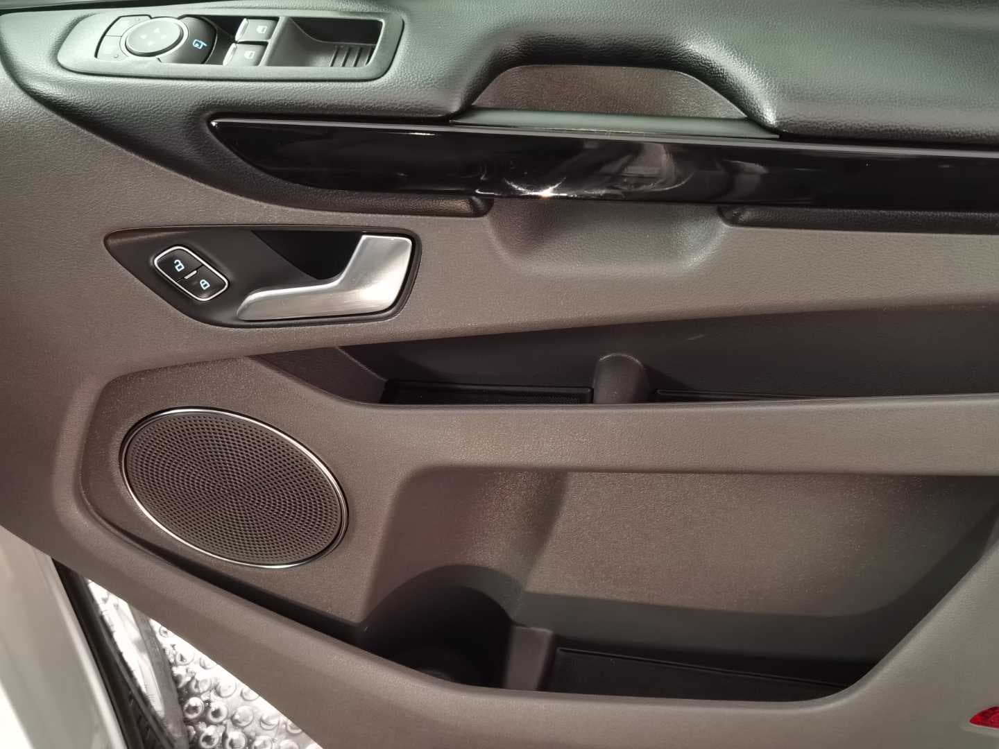 FORD TOURNEO CUSTOM LTD 2.0TDCI A/T (136KW) image 12