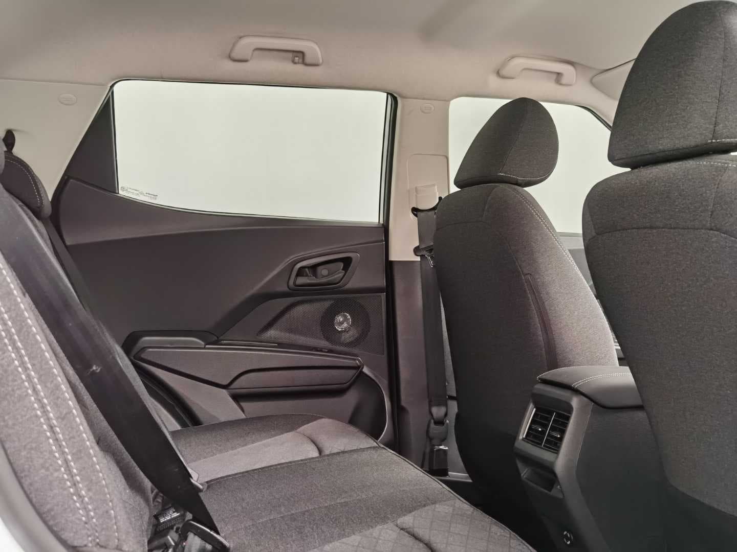 MAHINDRA XUV3XO 1.2T MX2 A/T image 16