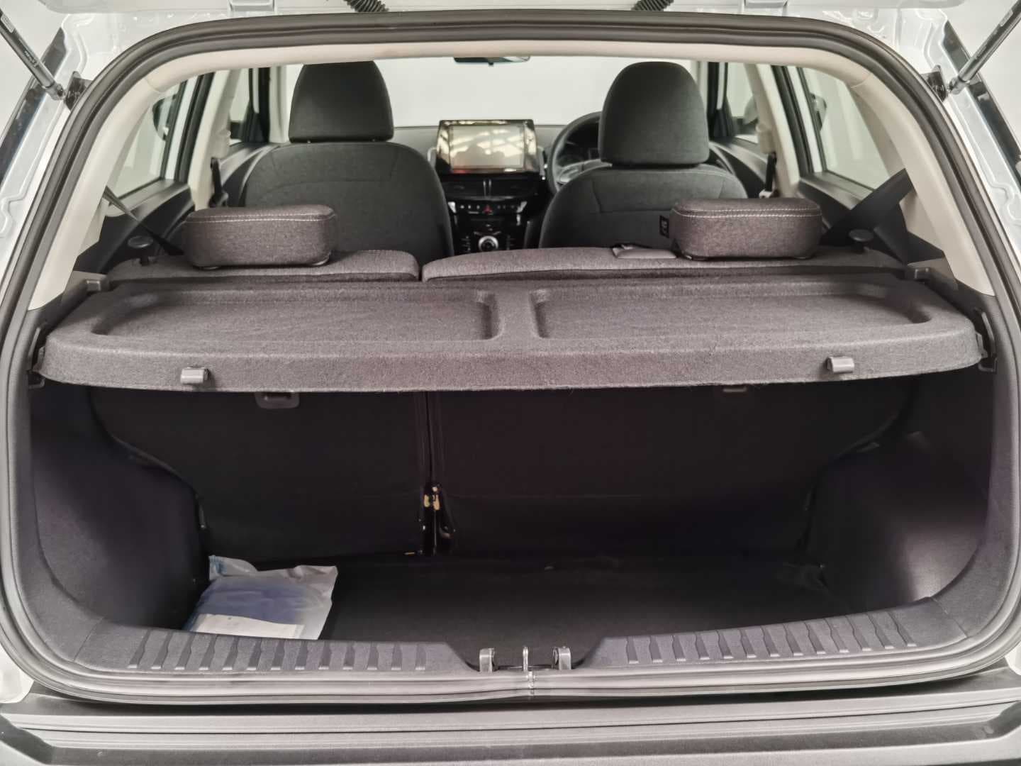 MAHINDRA XUV3XO 1.2T MX2 A/T image 6