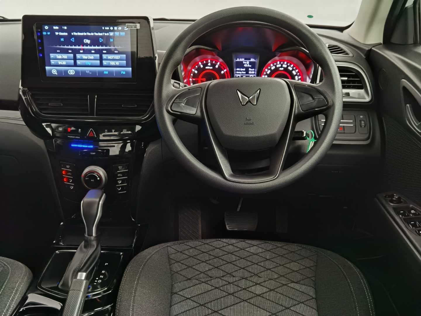 MAHINDRA XUV3XO 1.2T MX2 A/T image 15
