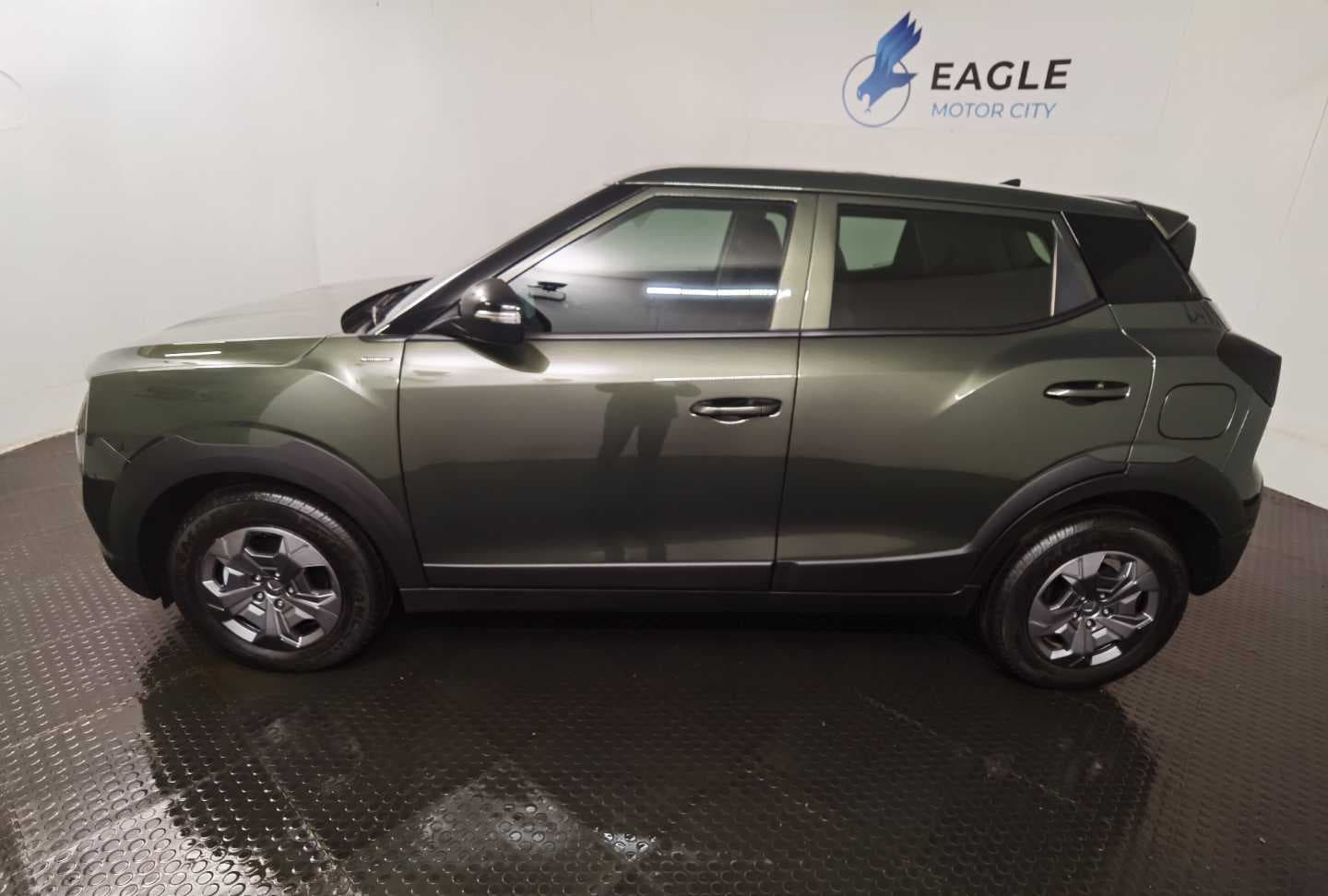 MAHINDRA XUV3XO 1.2T MX2 A/T image 11