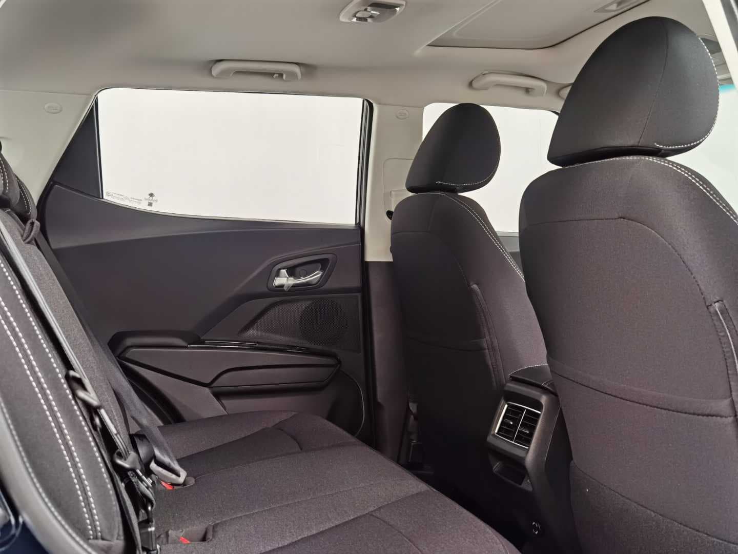 MAHINDRA XUV3XO 1.2T AX5 A/T image 16