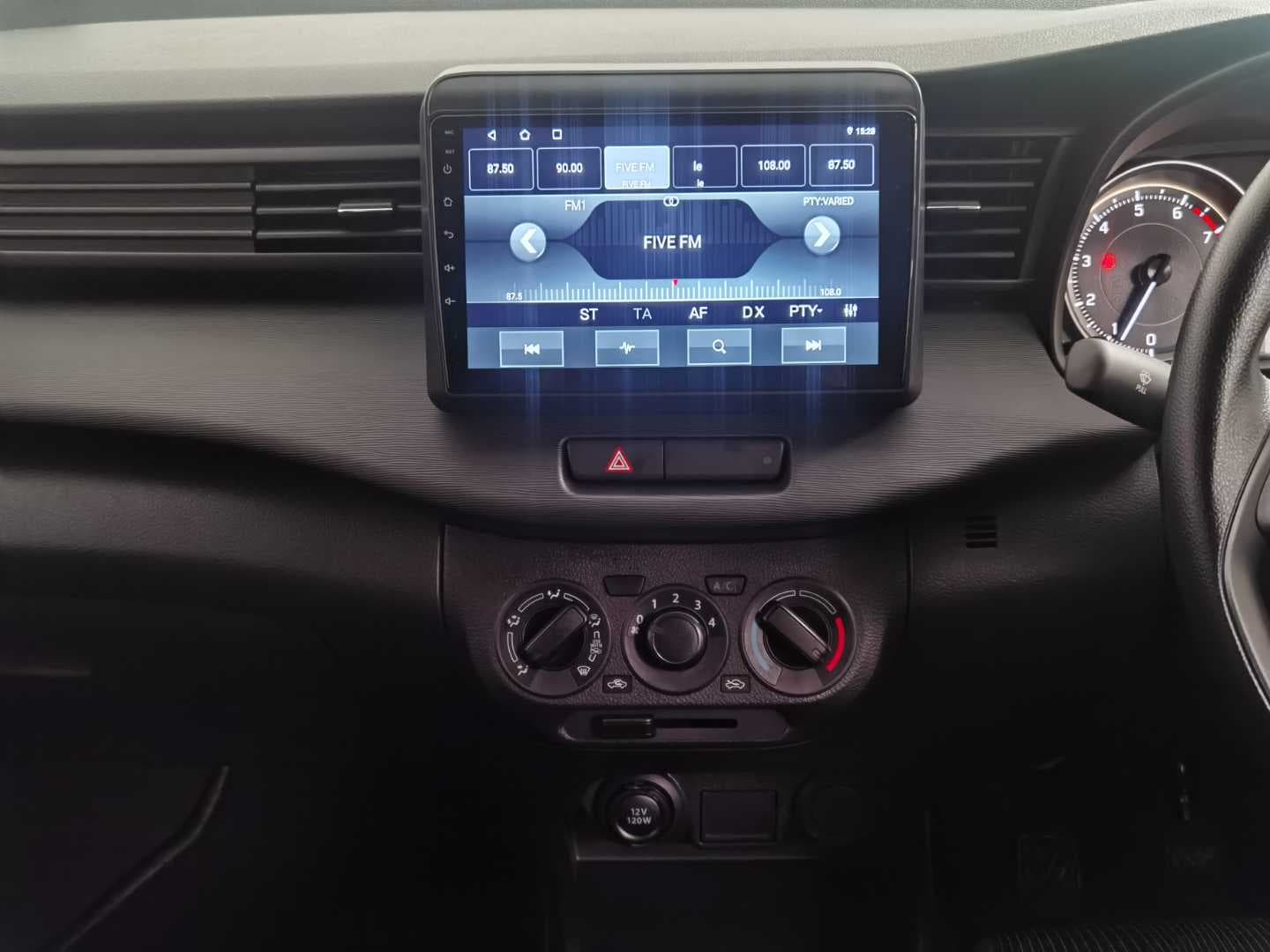 SUZUKI ERTIGA 1.5 GA image 12