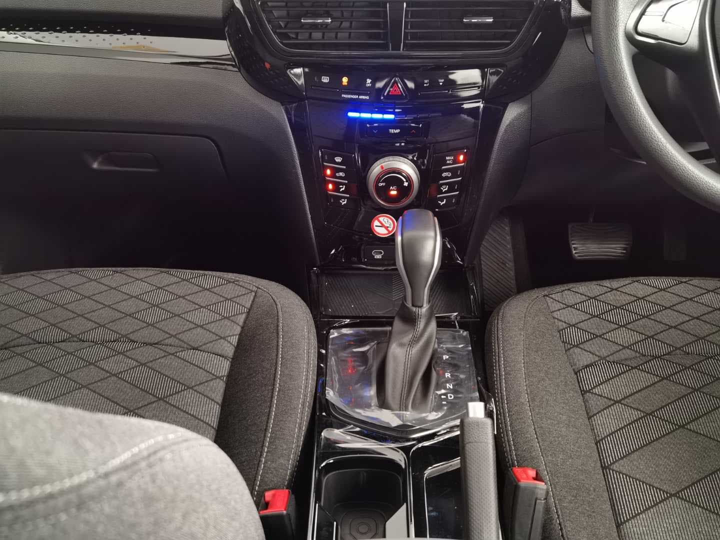 MAHINDRA XUV3XO 1.2T MX2 A/T image 12